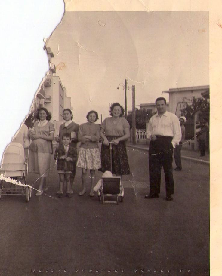 mes parents à droite, mon frère marcel et GHISLAINEi dans la poussette à maraval. .jpg